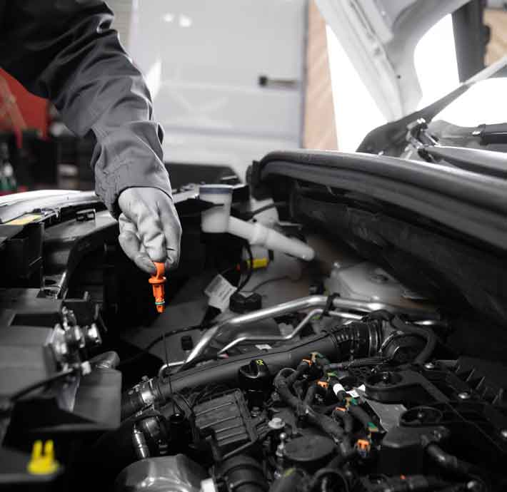 mecanicien qui contrôle un véhicule