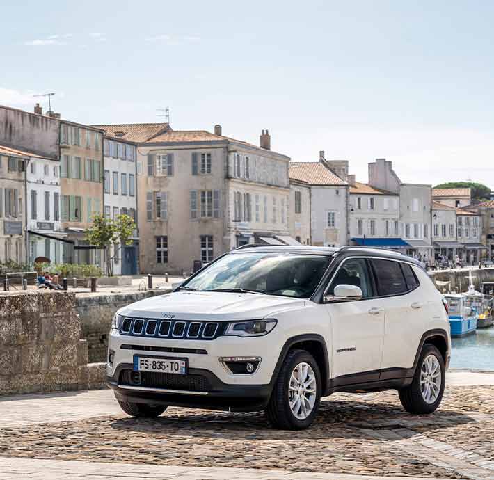 suv jeep compass à louer. Location de véhicule tout terrain.