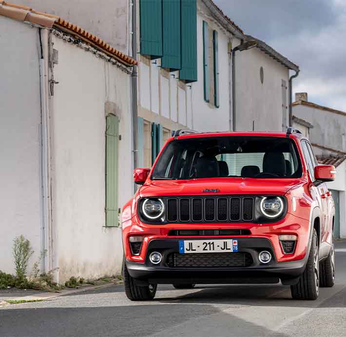 Suv jeep renegade. suv compact et abordable. jeep renagade rouge.
