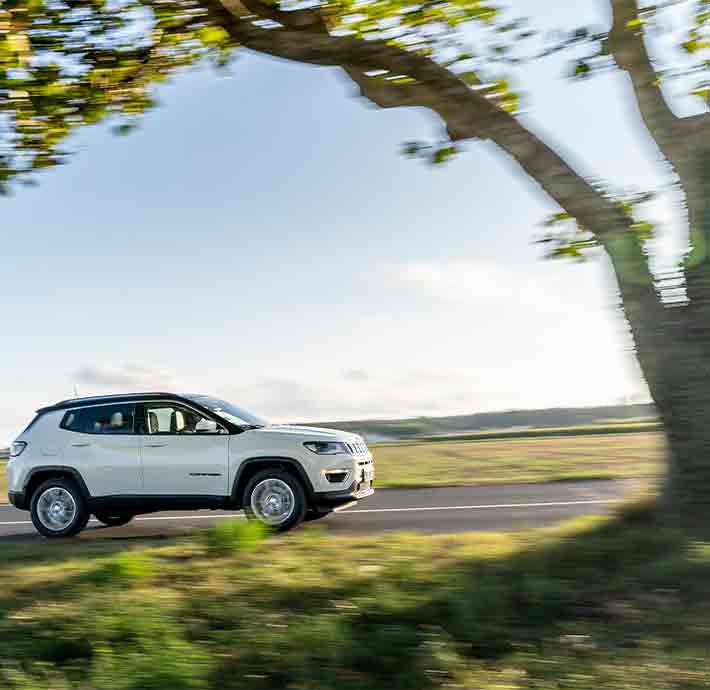 Conseils pour l'achat d'un SUV d'occasion. jeep compass blanc. suv d'occasion confortable et puissant.